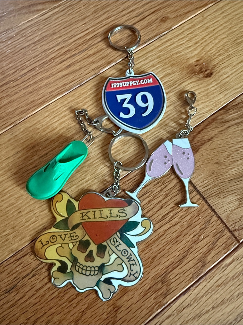 4 keychains - Picture 1 of 2